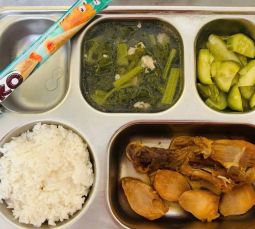 Hàng loạt trường ở TP HCM dừng ăn bán trú