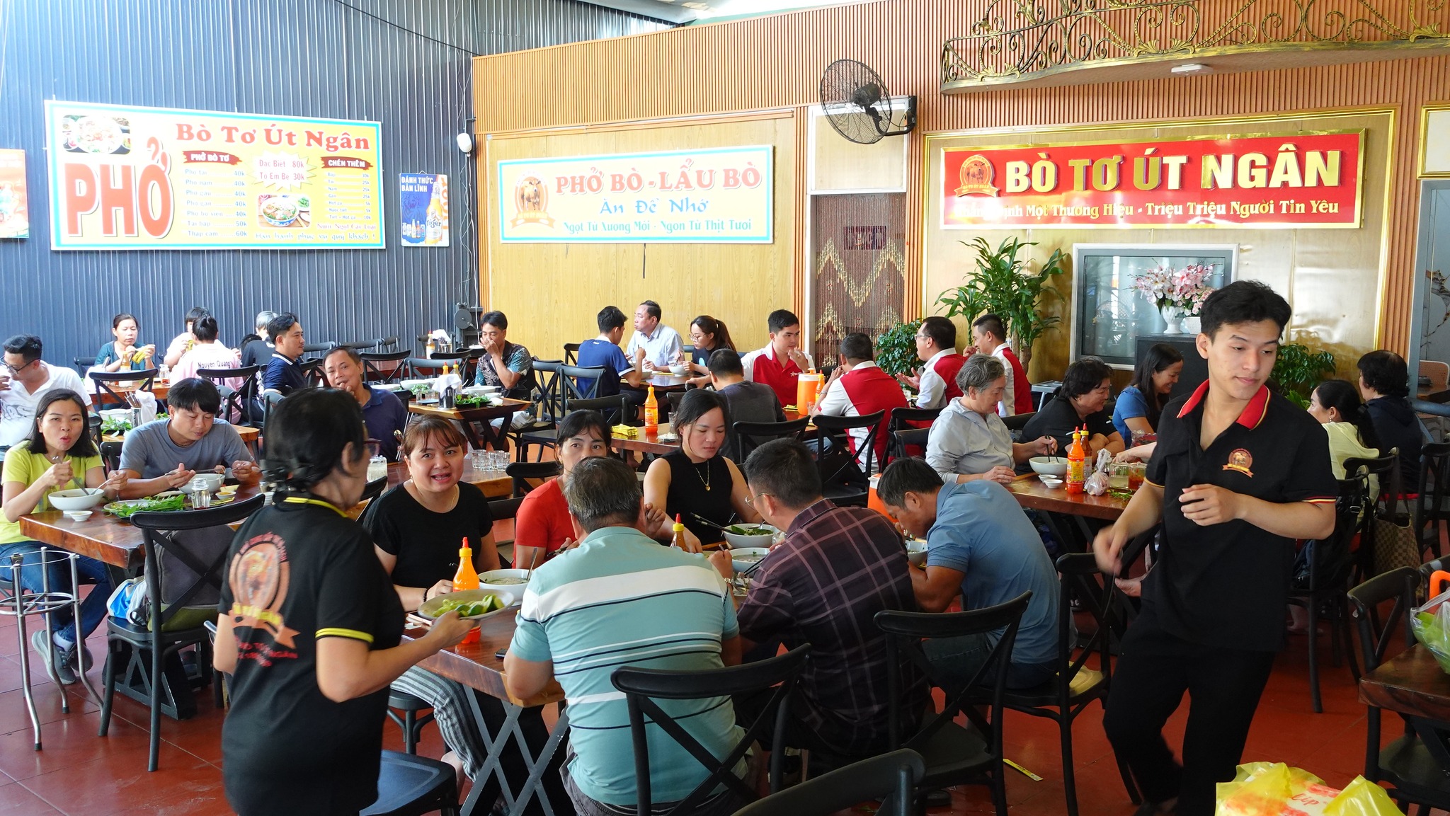 Phở Bò Tơ Út Ngân Song Hành, Hóc Môn