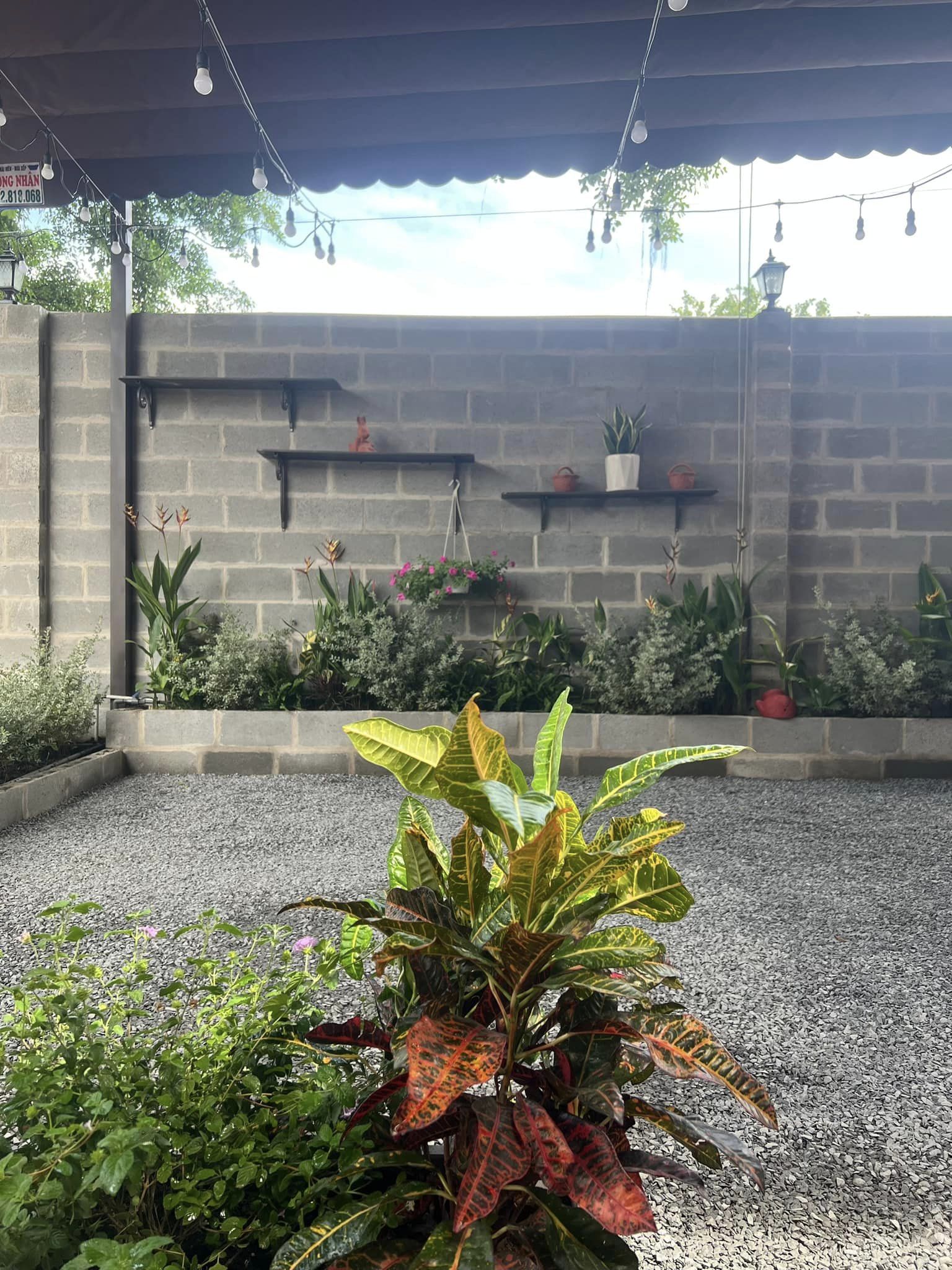 Cà phê Nhà Mị Đà Lạt thu nhỏ tại Hóc Môn - tiệm hoa nhà mị