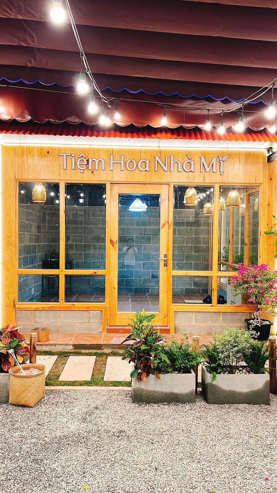 Cà phê Nhà Mị Đà Lạt thu nhỏ tại Hóc Môn - tiệm hoa nhà mị
