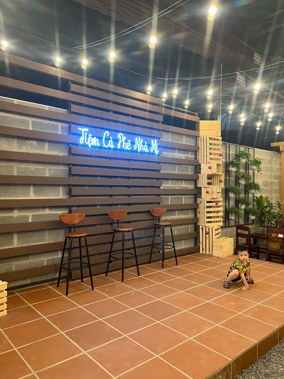 Cà phê Nhà Mị Đà Lạt thu nhỏ tại Hóc Môn - tiệm hoa nhà mị