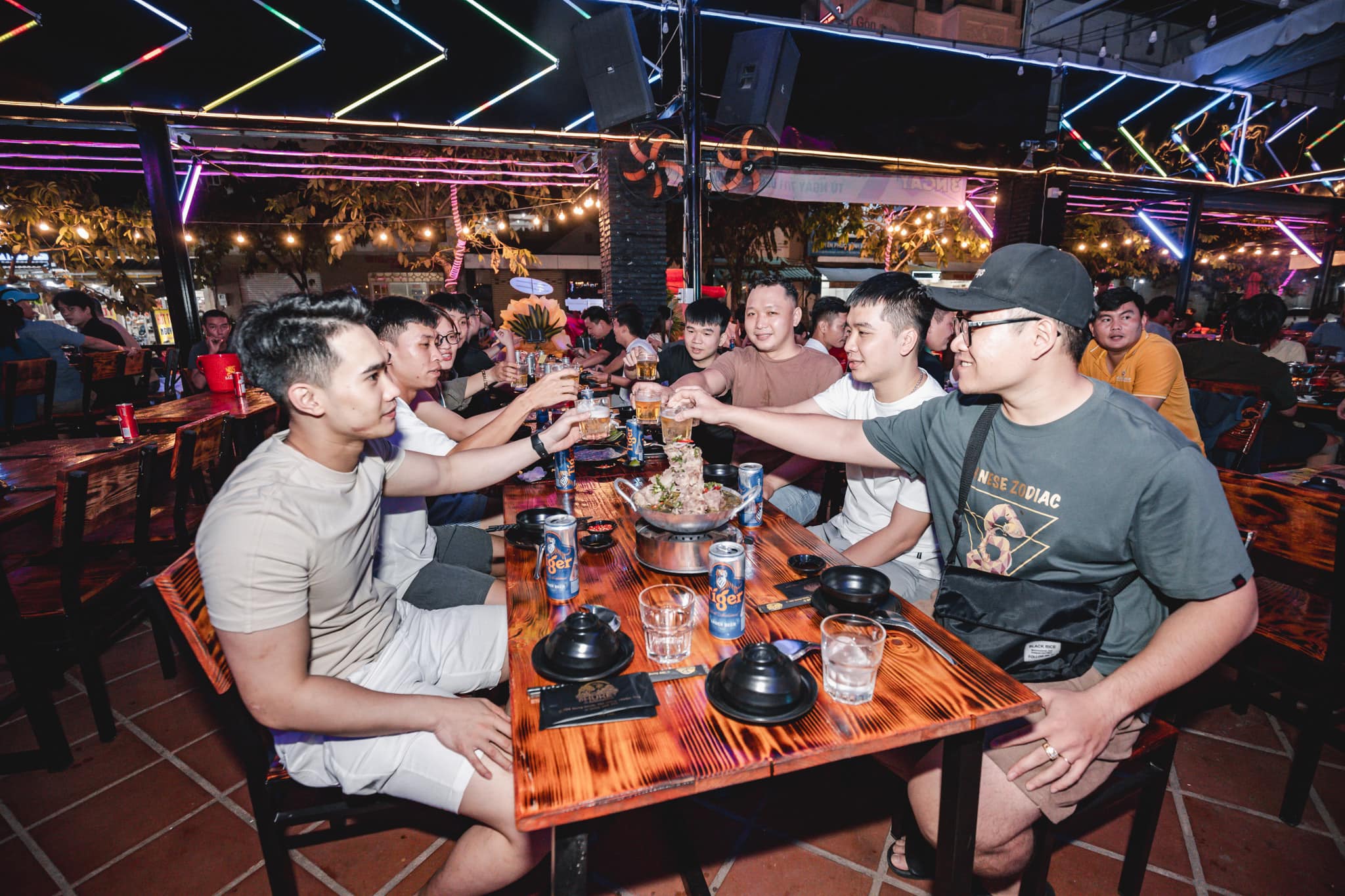 không gian quán Phuket Garden Food & Beer