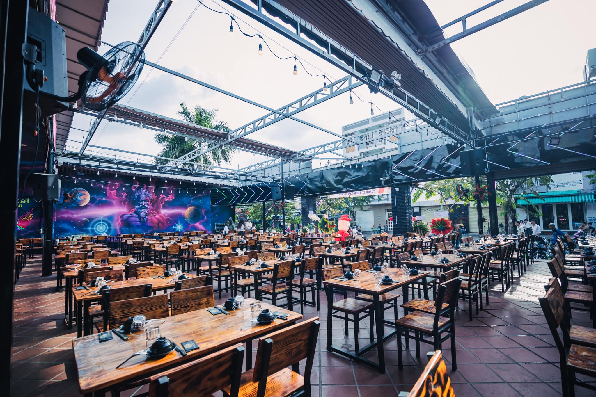 không gian quán Phuket Garden Food & Beer